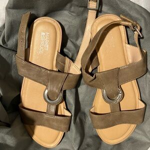 New Market Spruce Ladies sandals size 6